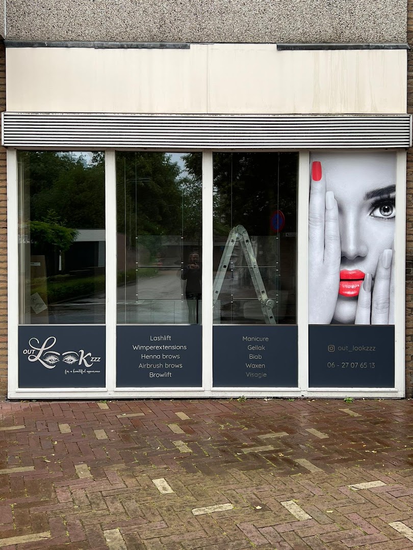 De gevel van Out-Lookzzz aan de Tilburgseweg in Goirle